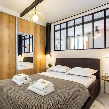Parisian Charm In Sentier, Walk Everywhere Sleeps 6